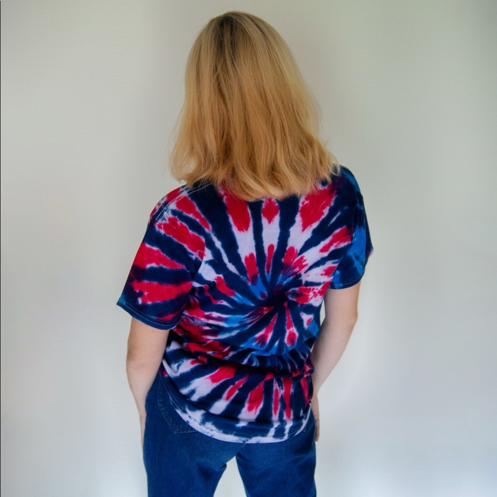 CYCLONE SWIRL RED WHITE BLUE TIE DYE UNISEX T-SHIRT - Picture 3 of 3